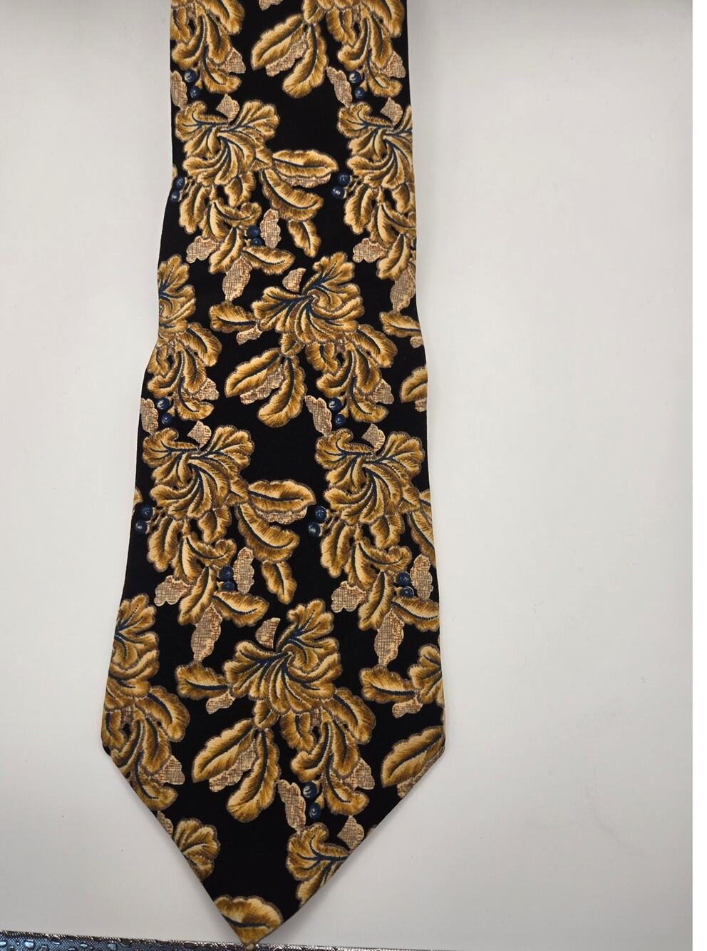 The Metropolitan Museum of Art Floral Silk Necktie